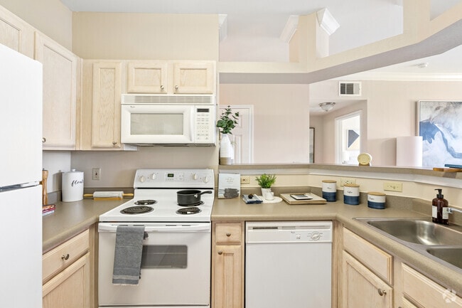 2BR, 2BA - 967SF - Kitchen - Signature Park Apts