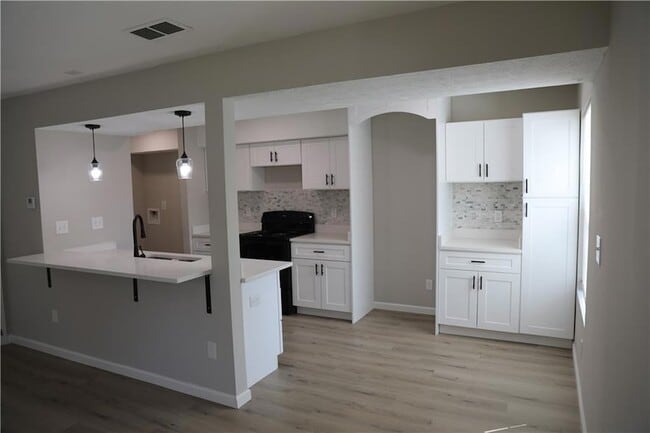 Photo - 1321 Surrey Ln SW