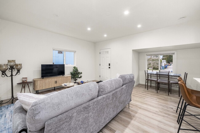 Photo - 815 SW Cloverdale St Unit SI ID1391351P