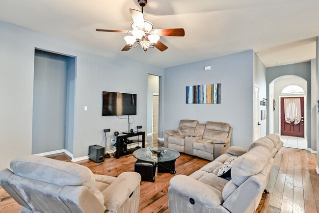 Building Photo - 1705 Fairfax Dr Unit ID1301578P