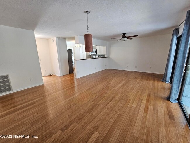 Photo - 120 Bermuda Ct