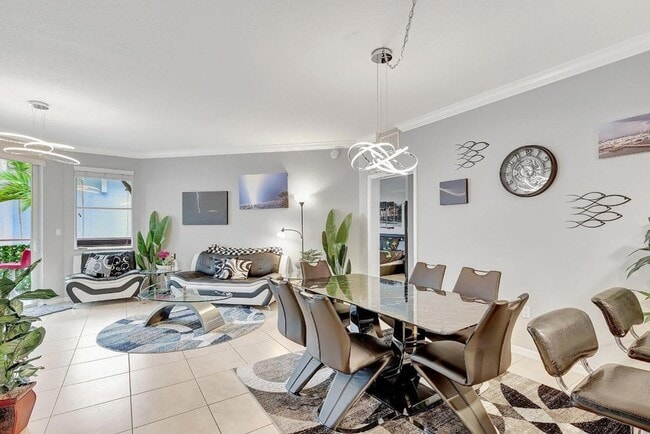 Building Photo - 975 NW Flagler Ave Unit 207