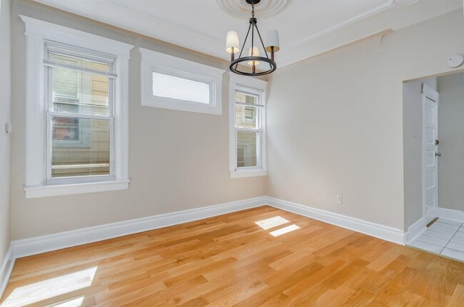 Photo - 124 W 54th St