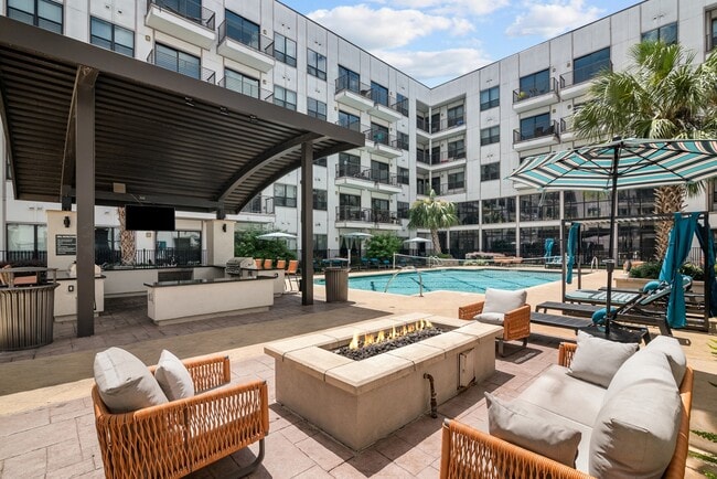 Building Photo - Heights West End