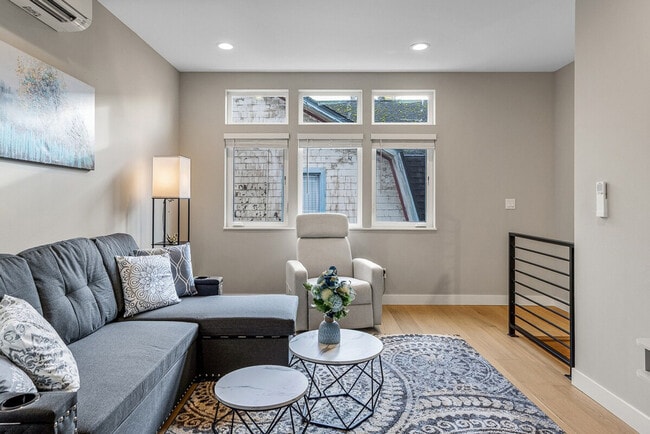 Building Photo - 305 18th Ave Unit ID1366636P