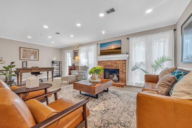 Photo - 586 St James Walk SE Unit SI ID1609582P