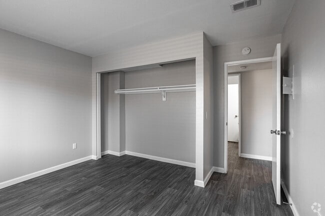 2BR, 1.25BA - 850 SF - Lincoln Park Apartments