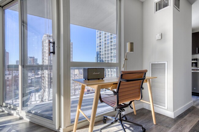 Photo - 1 E Delaware Pl Unit FL8-ID1358