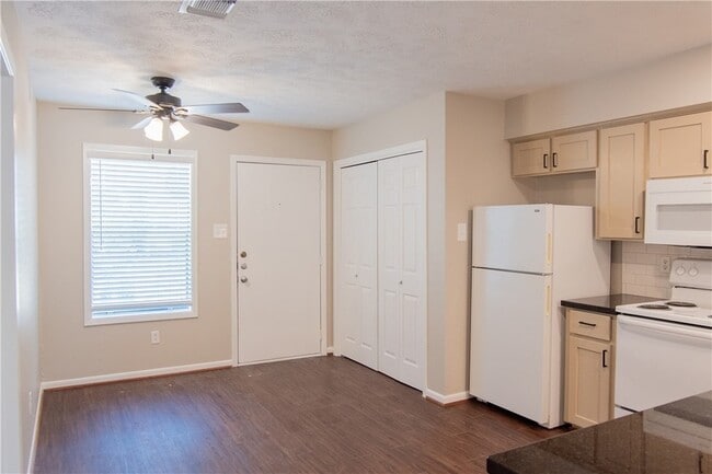 Photo - 1902 Woodsman Dr