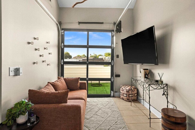 Building Photo - 776 E Argyle Ave Unit ID1312347P