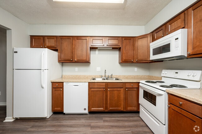 1BR, 1.5BA - 800SF - Kitchen - Castleton Manor Apartments