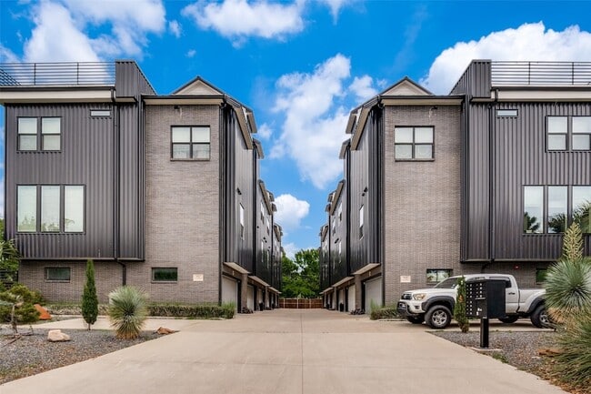 Building Photo - 1828 N Garrett Ave Unit 102