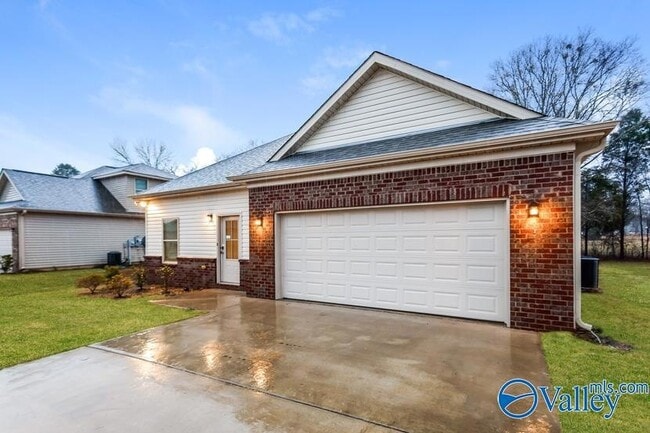 Photo - 611 White Oak Cir