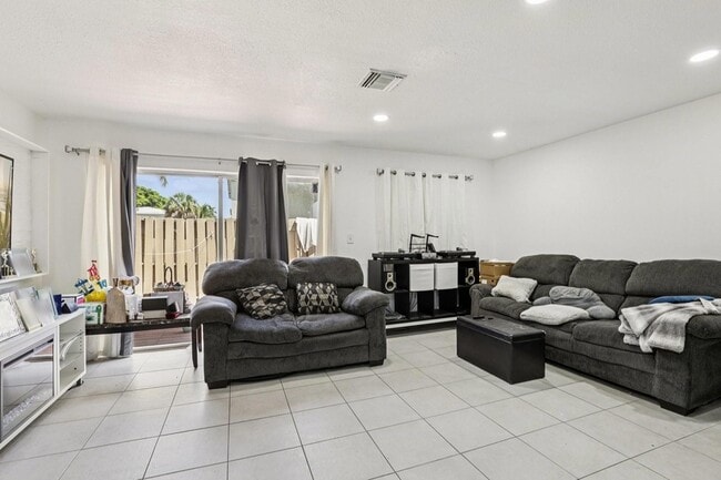 Photo - 5843 Woodlands Blvd