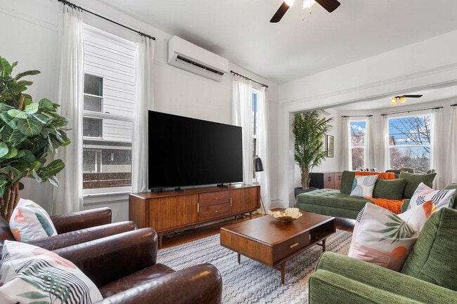 Building Photo - 1914 E Jefferson St Unit ID1324826P