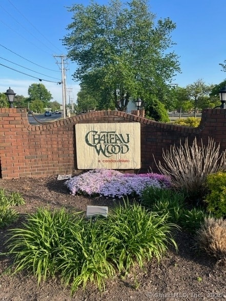 Building Photo - 925 High Path Rd