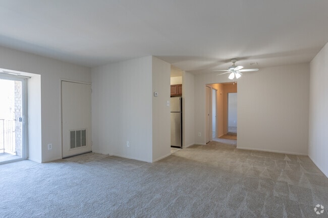 2BR, 1.5BA - 943 SF - Idylwood Village West
