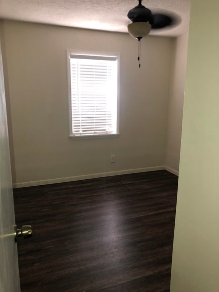 Photo - 825 Smelker Ave