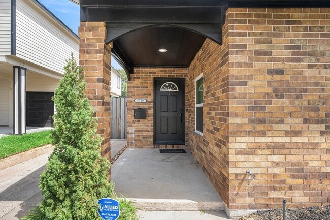 Photo - 5720 Fraser Ave