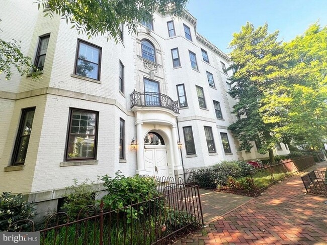 Building Photo - 3014 Dent Pl NW Unit 4E