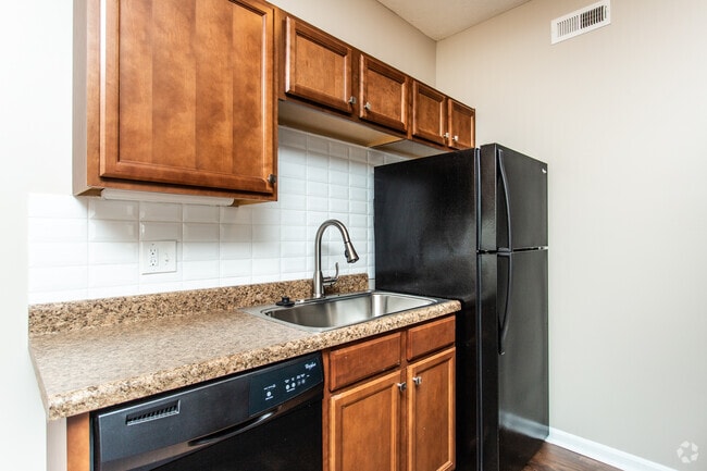 1BR, 1BA - 678 SF - The Foxfire - Remington Woods