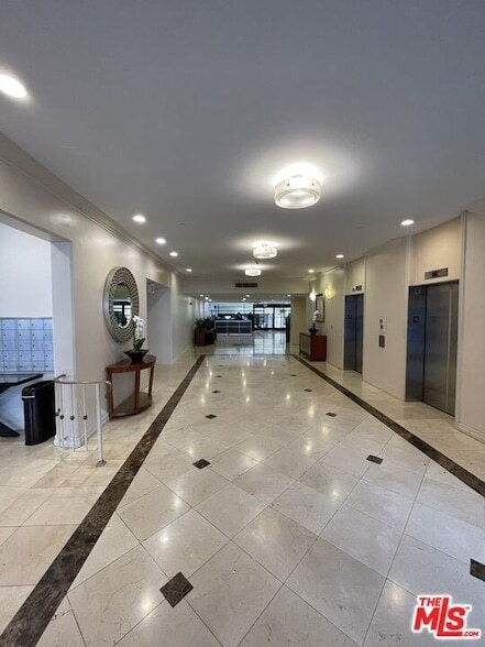 Photo - 600 W 9th St