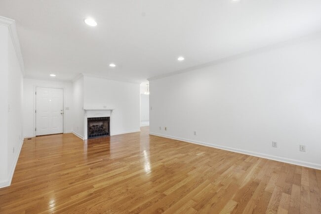 Photo - 192 Gladstone Dr