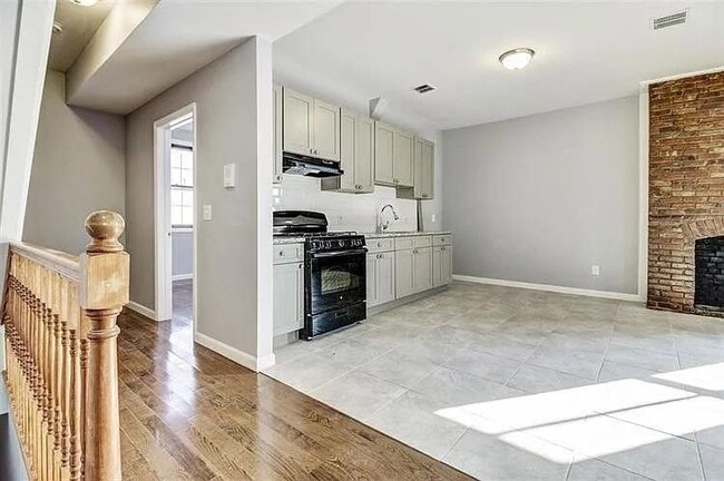 Photo - 585 Bramhall Ave Unit 3