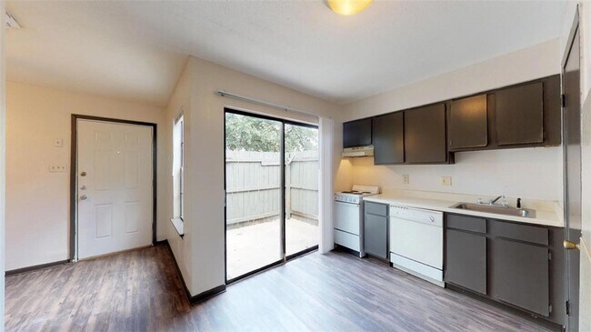 Photo - 725 Peppertree Dr Unit 11