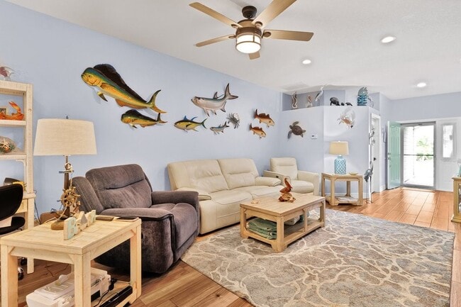 Photo - 325 Hawthorne Ln