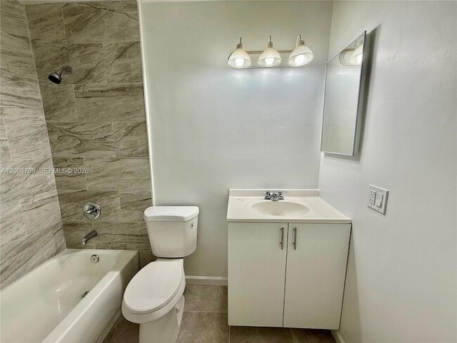 Building Photo - 220 NE 41st St Unit 4