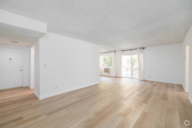 2BR, 2BA - 1,000SF - Living Room - 10844 Rose Ave