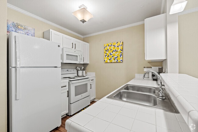 1BR, 1BA - 510SF - Kitchen - Northwood Luxury Apartments & Corporate Su...