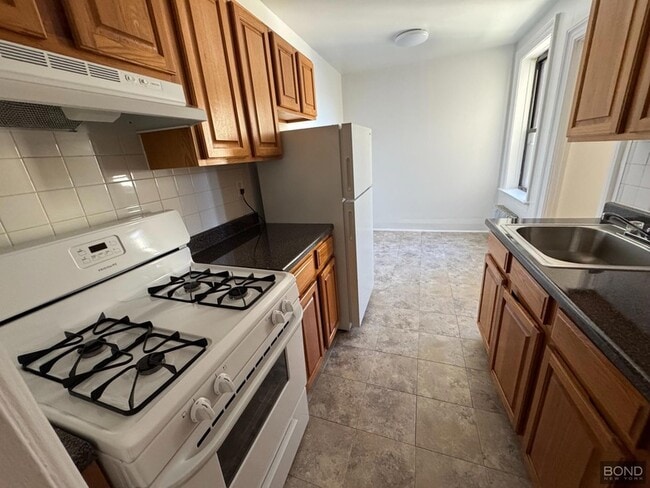 Building Photo - 32-15 35th St Unit F6