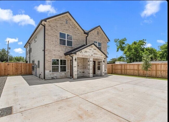 Photo - 102 Schade Ln Unit B