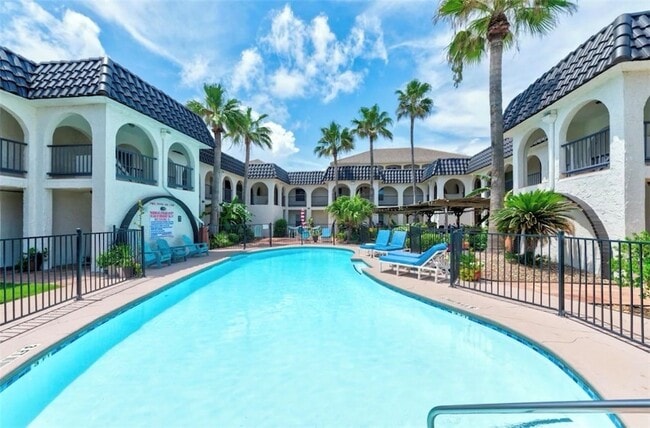 Building Photo - 14921 Windward Dr Unit 114