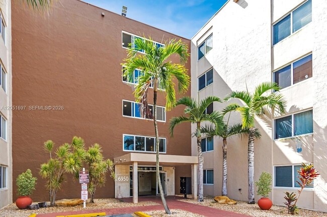 Building Photo - 6950 Miami Gardens Dr Unit 2-501