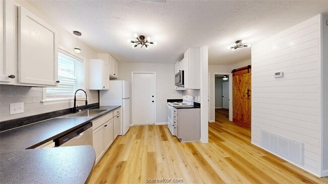 Photo - 1112 Airline Dr