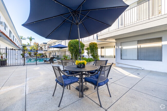Courtyard - Carson Oakwood Apartments