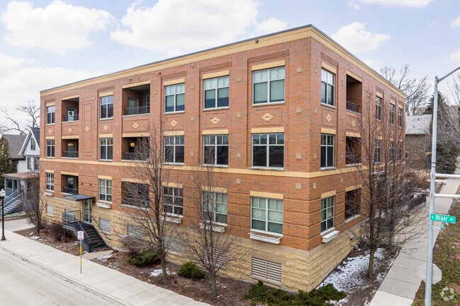 Building Photo - The Medallion: Fully Furnished Utilities Incl