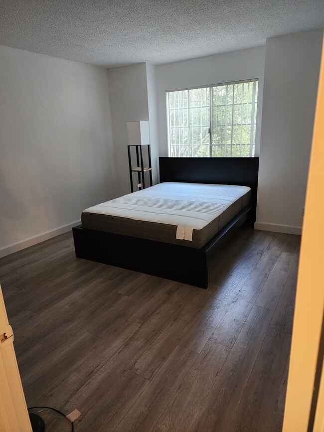 101 bedroom - Swan Court Apartments