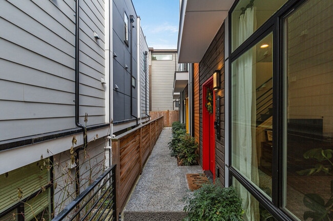 Photo - 762 Belmont Pl E Unit SI ID1036001P