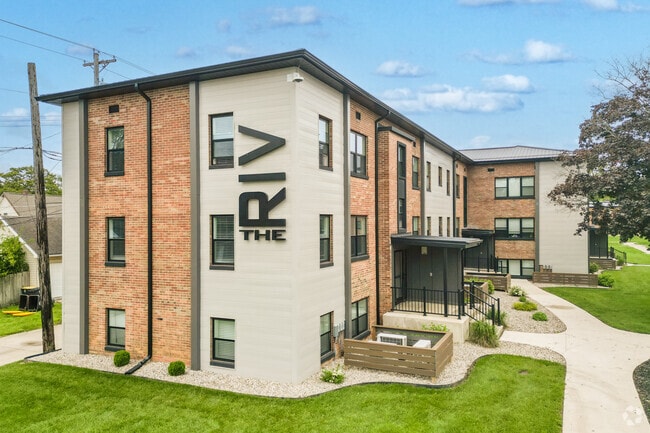 Building Photo - The Riv on the Greenway!