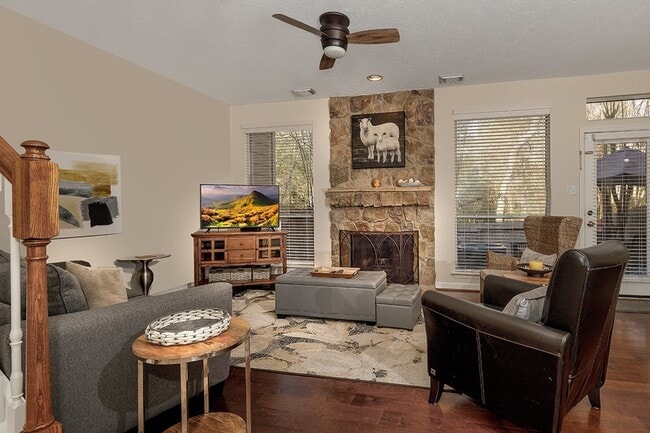 Photo - 174 N Valley Oaks Cir