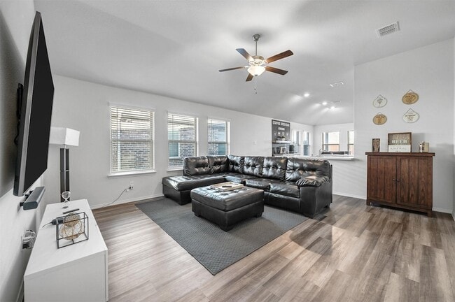 Photo - 424 Pollyann Trl