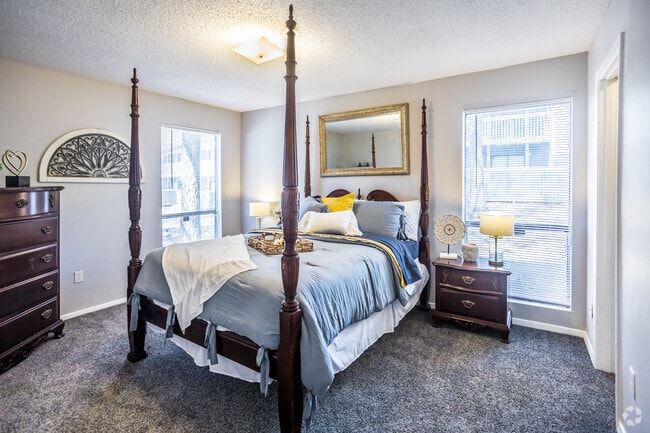 2 BR, 1.5 BA - 950SF - Highland Meadows Apartments