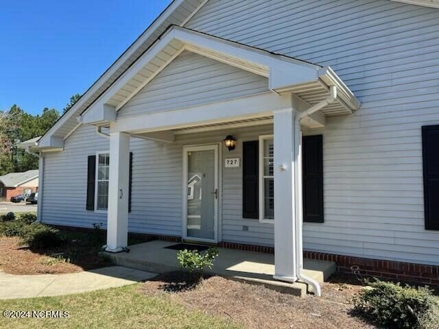 Photo - 727 Chancery Ln