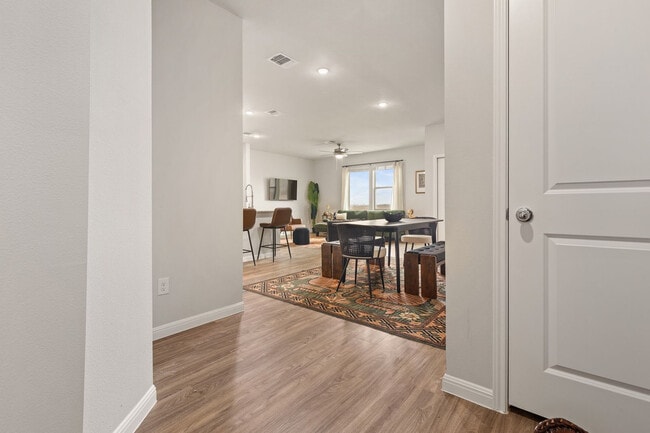 Photo - 101B Emilie Wy Unit SI FL1-ID1526891P
