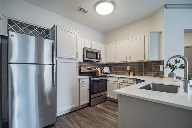 Building Photo - Creekside at Legacy