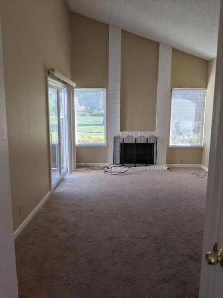 Photo - 1041 Grebe St